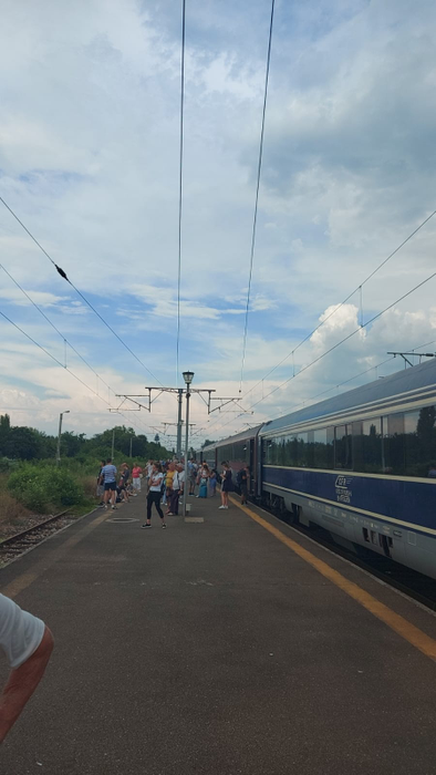 Călătorie de coșmar pentru sute de oameni! Ce s-a întâmplat cu trenul cu care s-au întors din vacanța petrecută la mare | VIDEO