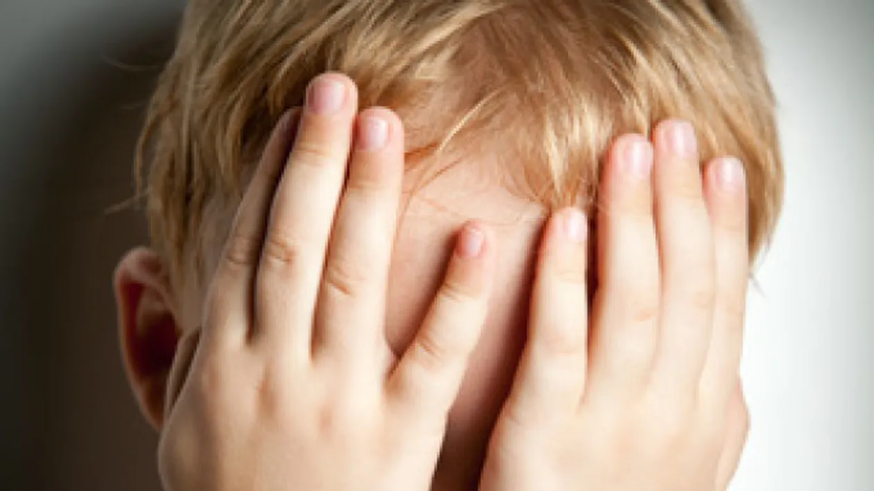 Părinţi sau călăi? Un băieţel de opt ani a mâncat nisip de foame, pentru că era hrănit doar cu apă