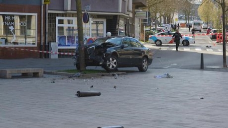 Un bărbat a intrat cu maşina într-un grup de pietoni, omorându-şi fiul de doi ani