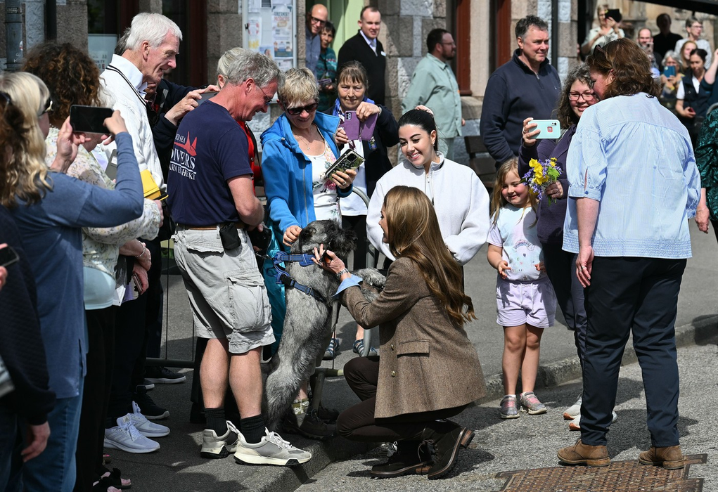Catherine, Prințesa de Wales a Marii Britanii, mângâie un câine după ce a vizitat centrul comunitar Aros Hall din Tobermory, pe Insula Mull, în vestul Scoției, pe 29 aprilie 2025. Foto: Profimedia