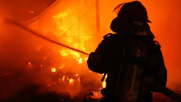 Scene de groaza, in Bacau! O femeie a decedat dupa ce casa i-a fost cuprinsa de flacari!