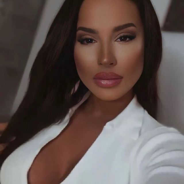 Anastasia are peste 7.000 de urmăritori pe care îi răsfață