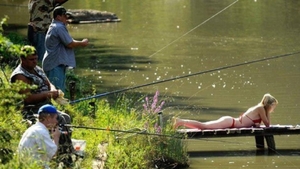 BANC| Un cuplu pleacă în vacanţă pe un lac unde el putea pescui