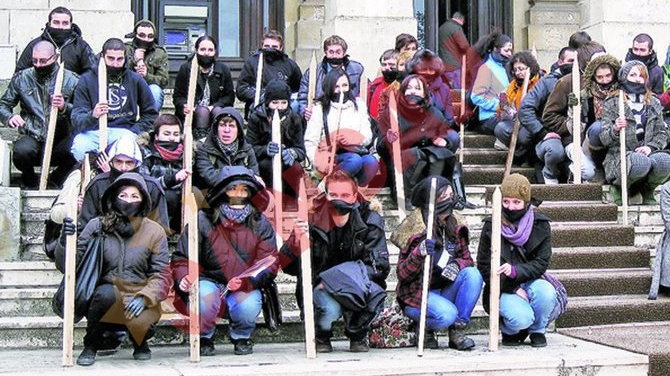 Protest cu tepe in maini