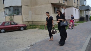 Ramona Gabor a ajuns in Bacau! E distrusa de durere si abia se mai tine pe picioare! Vezi cine o sprijina in aceste momente grele