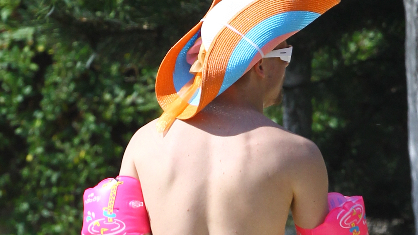 Apariţie incredibilă, pe litoral! Acest bărbat a „furat“ o pereche de bikini şi a ieşit aşa la plajă