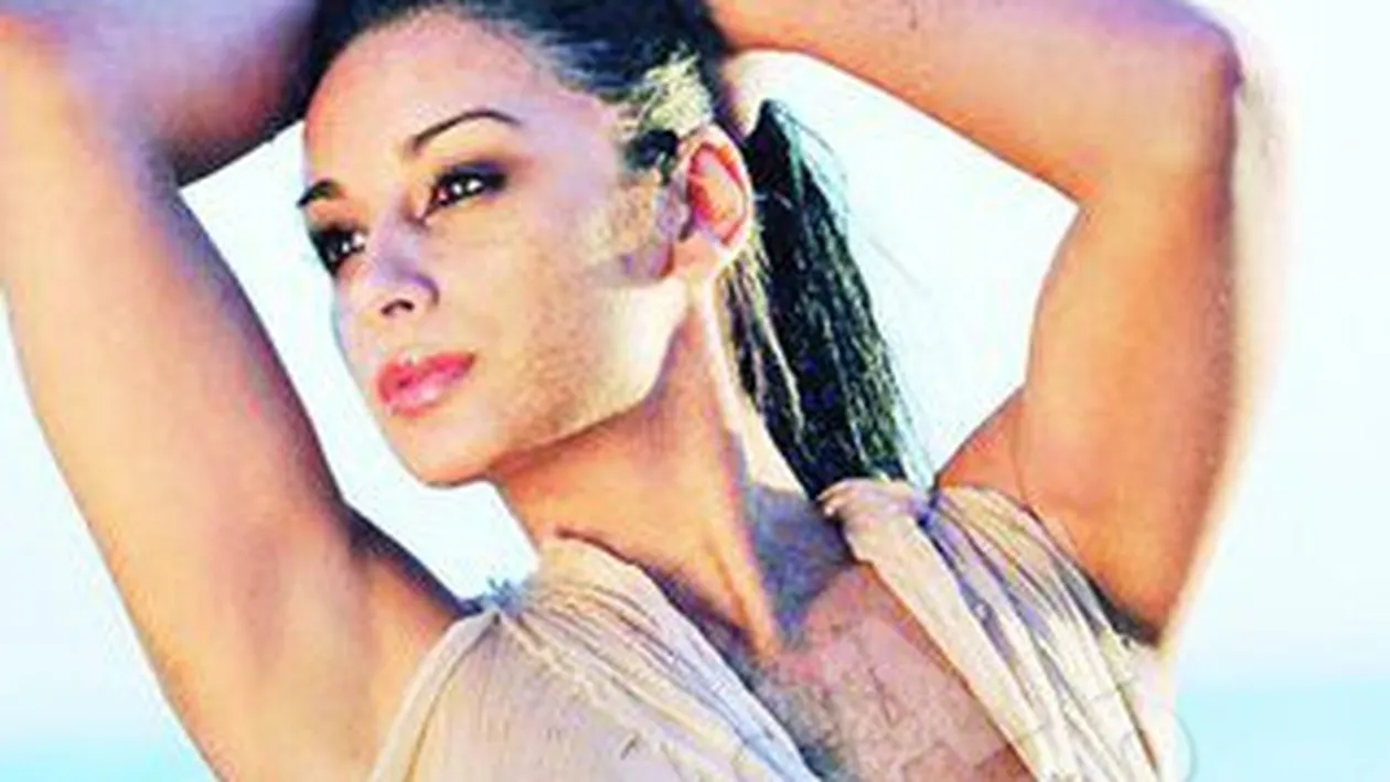 Silvana Bragaru a vrajit un artist german. E muza unui pictor in Insulele Canare