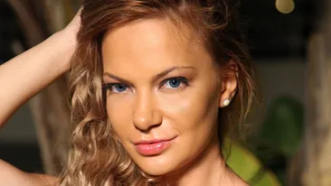 Andreea Antonescu s-a ajuns! Un barbat sta aplecat in fata ei si ii sterge pantofii