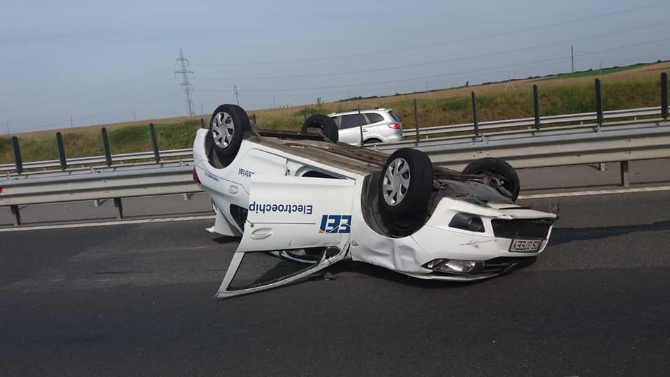 Povestea eroului de la SMURD: ”Riscă enorm, traversează printre mașinile ce mergeau pe acel sens cu 120 km/h, sare balustrada, se aruncă în genunchi”