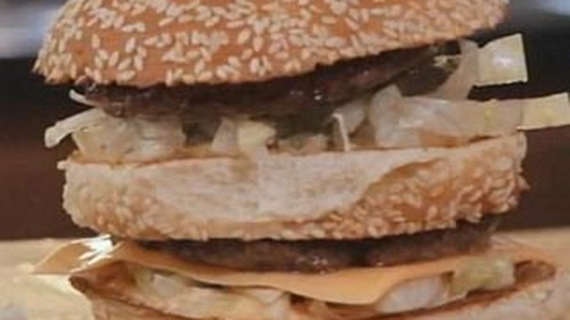VIDEO Nu poti renunta la fast-food? Un bucatar de la McDonald's iti spune cum iti poti prepara acasa un Big Mac cu ingredintele cu care ei il fac la restaurant
