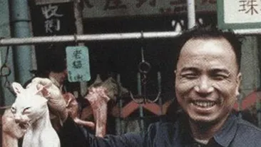 Fotografii INGROZITOARE! Credeai ca e gluma atunci cand auzeai ca in China se mananca pisici si caini?! Un satanist asiatic mananca un avorton prajit!