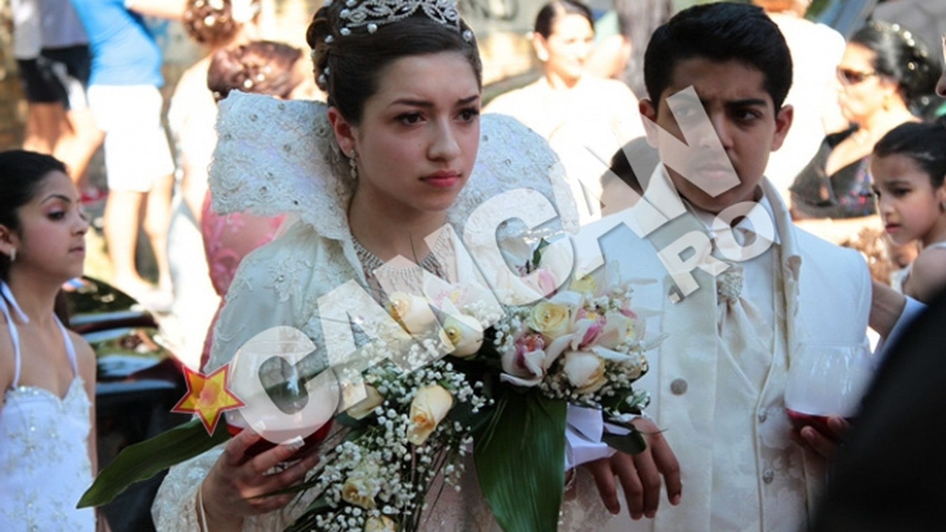 Nunta anului in clanul Carpaci din Timisoara: Mirii pleaca in trei luni de miere in 24 de tari, dar invitatii le-au furat tacamurile de pe mese!