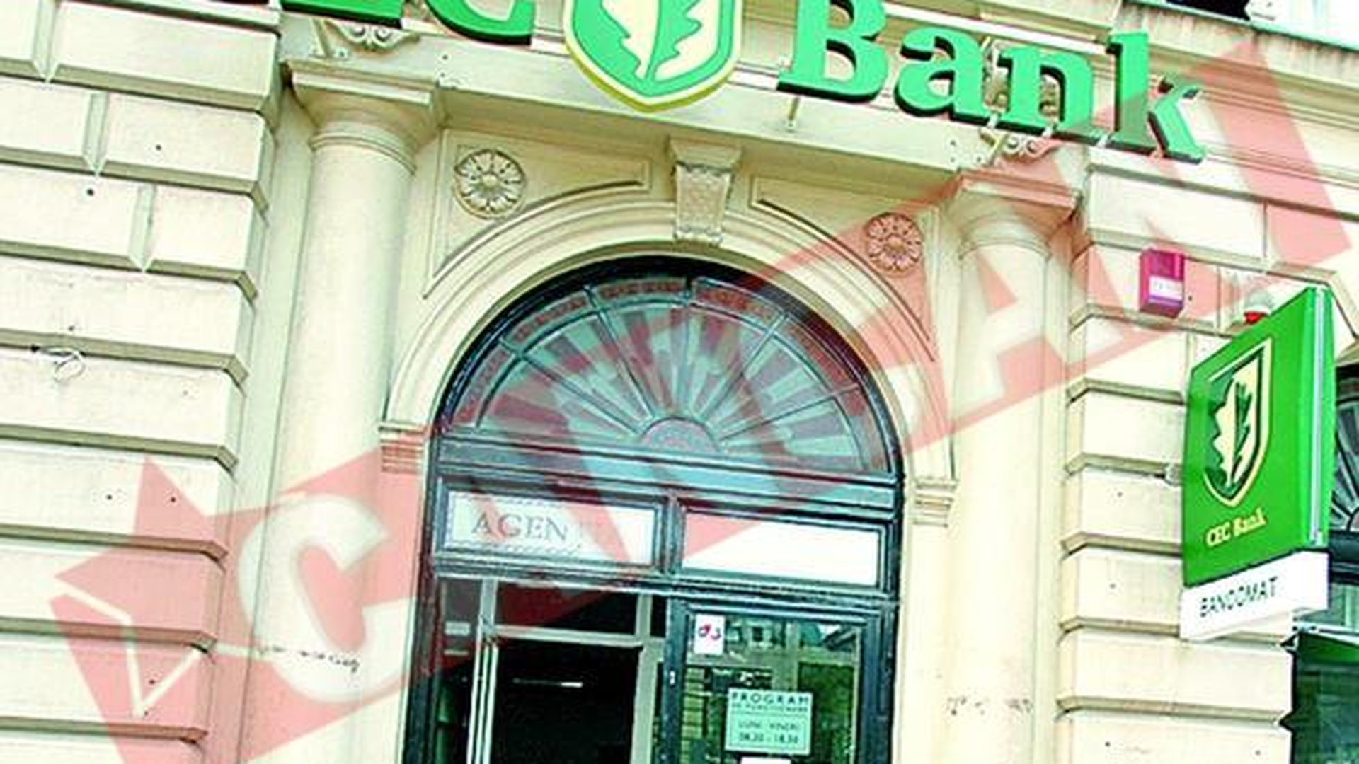 A furat 53.000 de lei de la clientii bancii la care lucra