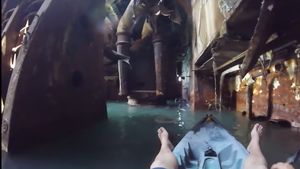 Acest turist s-a filmat în interiorul epavei din COSTINEŞTI, după ce aceasta s-a rupt în două! Iată ce s-a văzut în imagini