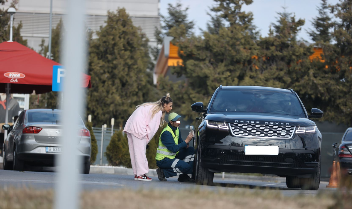 Sore e foarte atentă la "lucrare" (Foto: CANCAN.RO)