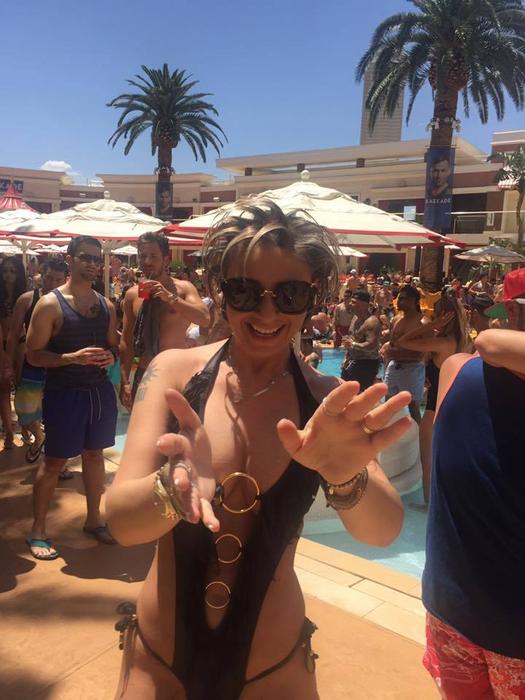 Ce bine arată sexy-impresara în costum de baie! Soţia lui REGHE i-a făcut pe internauţi să exclame „I-a căzut paiul din gură!“ | FOTO