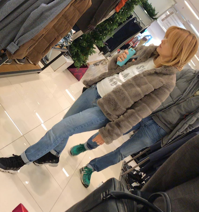 Însărcinată pentru a doua oară, Simona Gherghe se menține în formă la mall