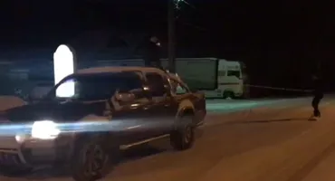 VIDEO. Sport extrem pe o stradă din Motru. S-a dat cu placa, pe zăpadă, tras de o mașină