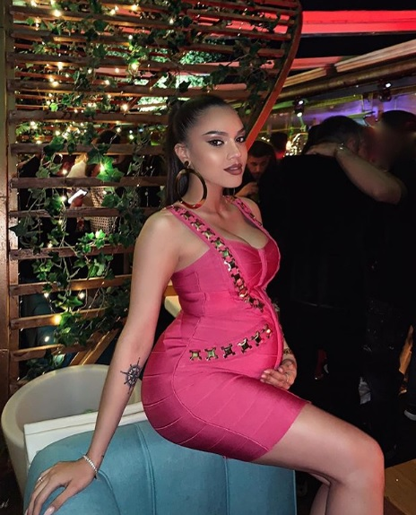 Cum arată Karmen Minune în costum de baie, gravidă în 7 luni