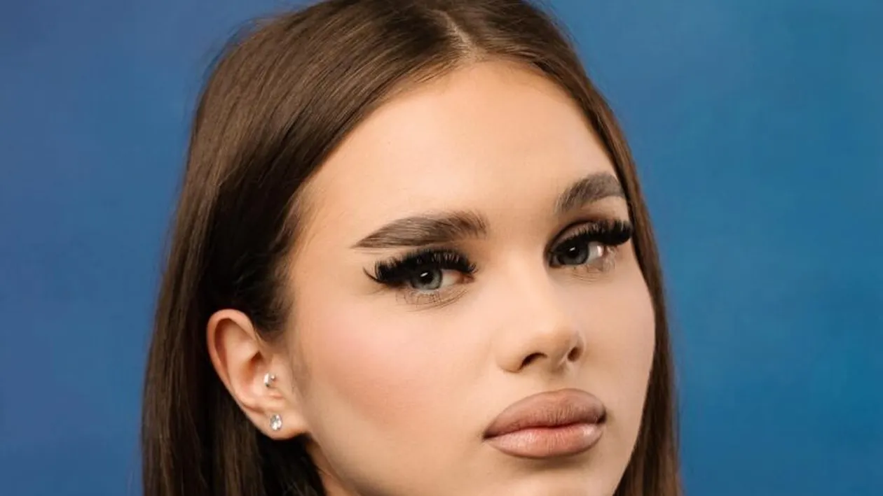 Prima imagine de la priveghiul Crinei Hisum, tânăra din Câmpulung Moldovenesc care murit după ce a căzut de la etajul 5 al unui bloc