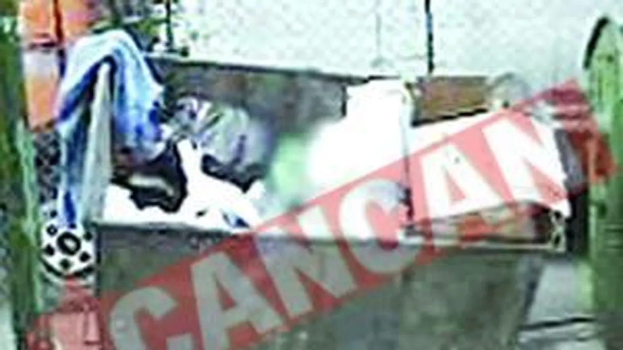 Bebelus aruncat la gunoi