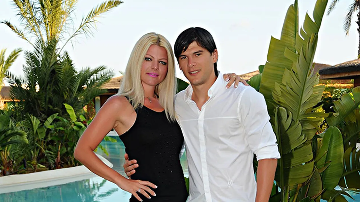 Avem imaginile! CRISTI SĂPUNARU era plecat în cantonament, iar soţia lui... Cu cine s-a distrat în oraş!