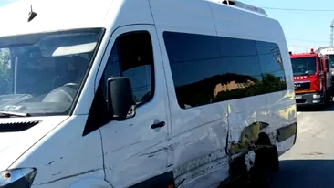 VIDEO. Microbuz cu călători, izbit în plin de un autoturism, la Picior de Munte, în Dâmbovița. Trei oameni au fost răniți