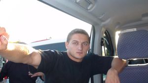 Un poliţist din Suceava este în comă, după ce a fost atacat cu sabia în timpul unor percheziţii!