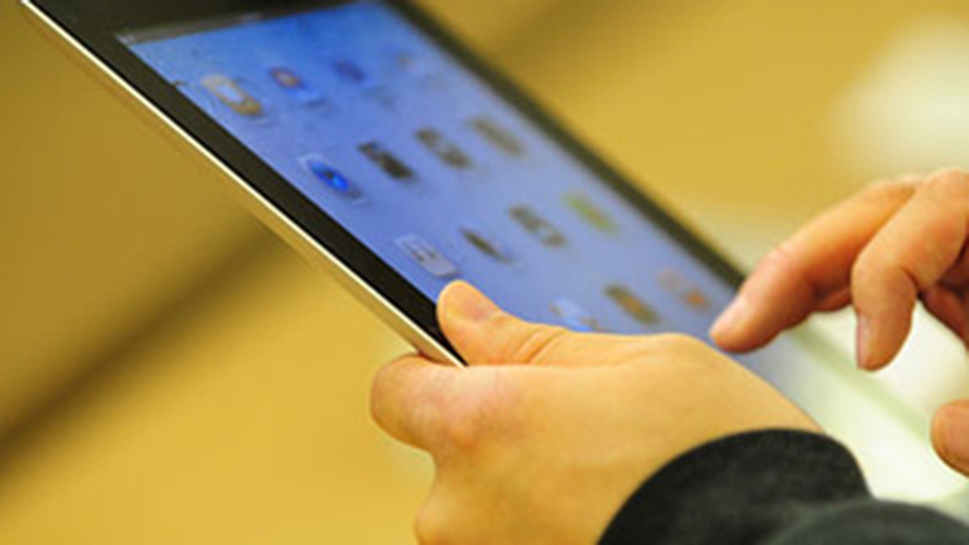 Ai luat BAC-ul cu 10, te-ai ales cu iPad 2! Prefectura Cluj a dat cate un cadou liceenilor care au trecut examenul cu nota maxima