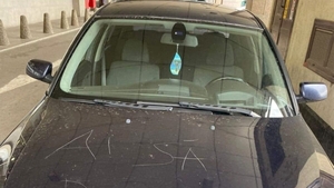 Ce mesaj a primit un șofer din Iași, zgâriat pe capota BMW-ului său: "Ai să.."
