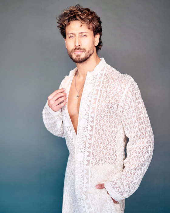 Actor celebru, ținta unui atac armat în timp ce părăsea un club de fotbal. Șoferul lui a fost rănit