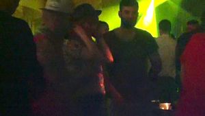Ha, ha, ha, ce caterinca! Smiley a ajuns omul de sacrificiu. Vezi aici cum face pe soferul pentru gasca sa, la plecarea din club