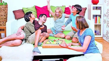 Se distreaza si isi dezvolta inteligenta in acelasi timp. Cele mai bune jocuri pentru copilul tau