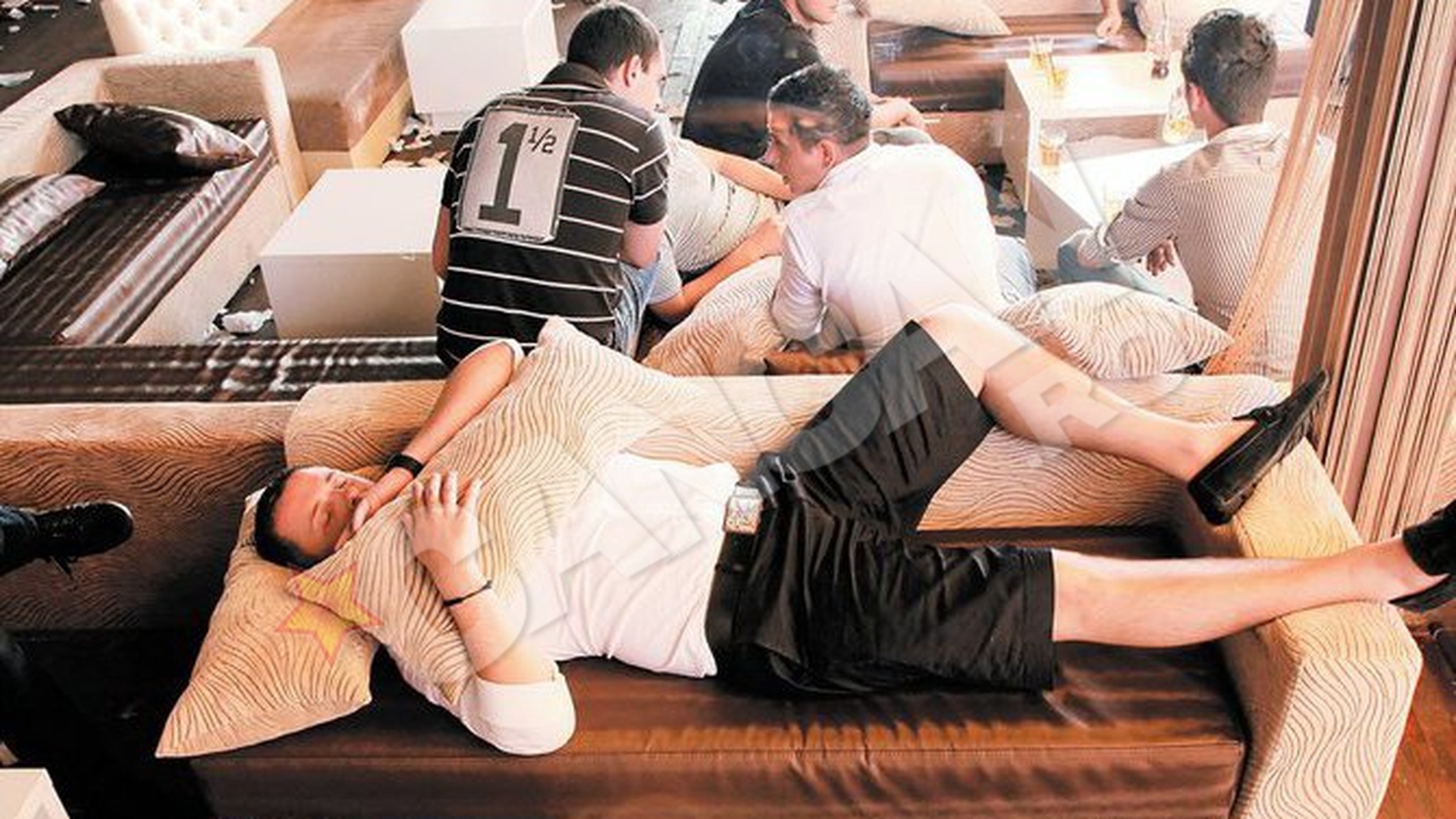 Partenerul Liviei Tavaluc a dormit ca un prunc pe coltarul din club! Are un iubit de cosmar