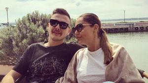 În urmă cu 17 ani, era doar o fetiţă care spunea lucruri trăsnite, iar acum.... Iubitul i-a umplut casa de flori şi inimioare!