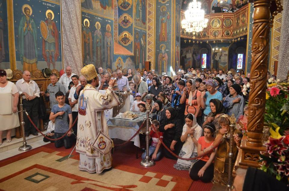 Episcopul Huşilor nu a mai dat ochii cu credincioşii duminică