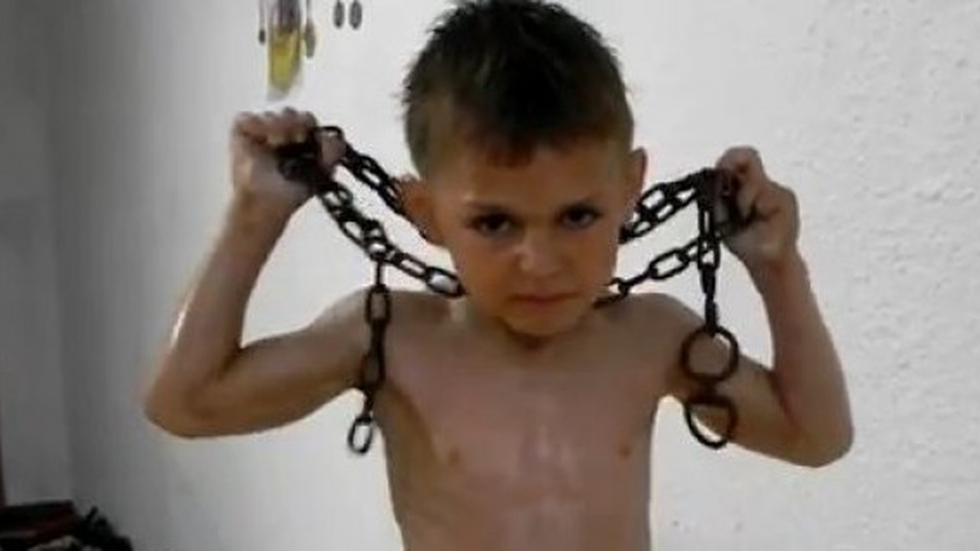 “Micul Hercule” este in pericol dupa ce… “Duce la moarte sigura”. Tatal baiatului a prezentat documentele