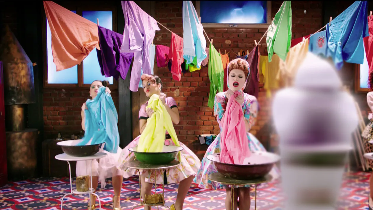 SOC! Un fan infocat al Loredanei este prezent in ultimul videoclip al divei!