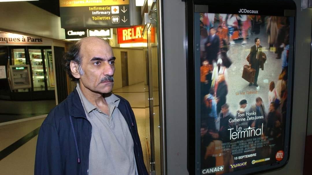 Bărbatul care a trăit 18 ani într-un aeroport din Paris a murit. Povestea lui de viață a inspirat filmul ”Terminalul”