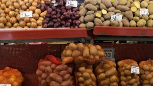 FOTO. Ce a găsit un român în plasa de cartofi de la Profi! A crezut că nu vede bine