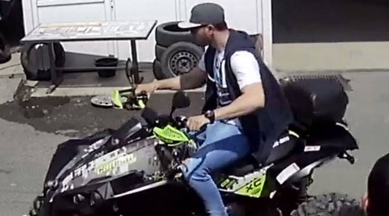 Bărbatul s-a plimbat preţ de câteva minute cu ATV-ul în faţa proprietarului