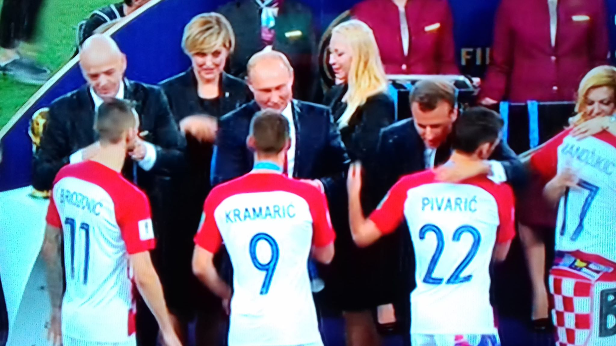 Franța e campioana mondială! Imagini emoționante cu învinșii, croații, consolați de șefa țării, Kolinda Grabar-Kitarović! Putin și Macron i-au îmbrățișat și ei