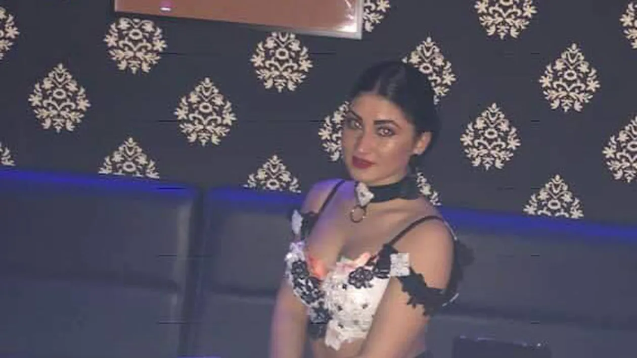 FOTO | O nouă dansatoare face furori în lumea manelelor! Formele ei sunt 100% naturale