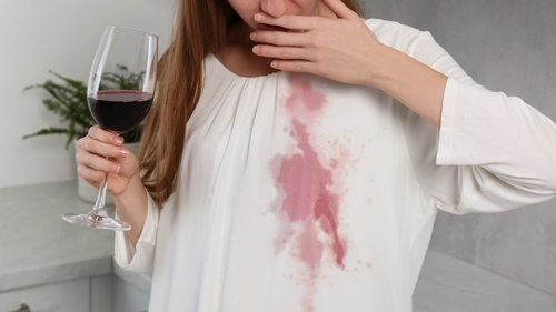 Cum poți scoate ușor petele de vin roșu de pe țesături. Trucurile recomandate de experți