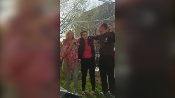 Maria Constantin a făcut paranghelie în fața blocului! Uite cu cine a petrecut artista de Paște