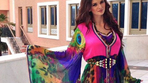 Ramona Gabor, aproape de nerecunoscut! Uite-o cu cel mai încărcat machiaj pe care l-ai văzut vreodată! Cum îi stă?