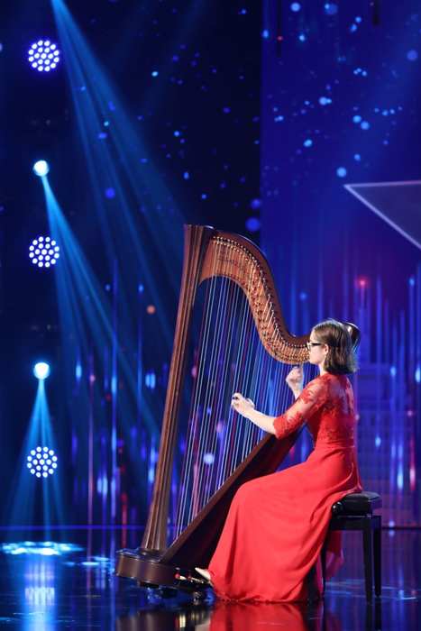 Daria Batschi i-a impresionat pe jurați și a primit al cincilea Golden Buzz. Cine este ”fata cu harpa”