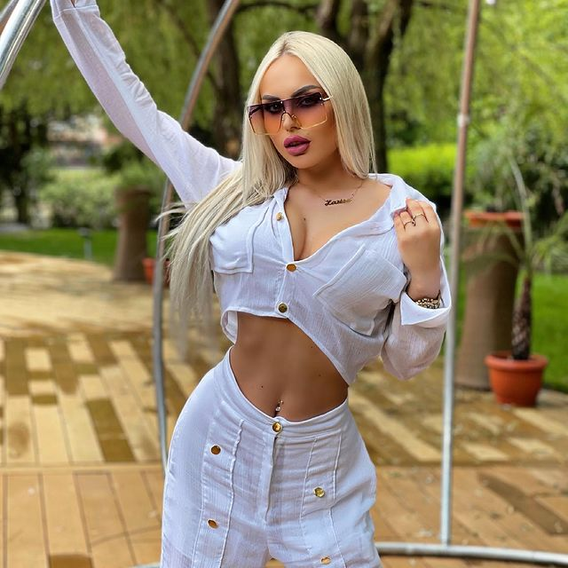 Larissa este o blondină foarte sexy