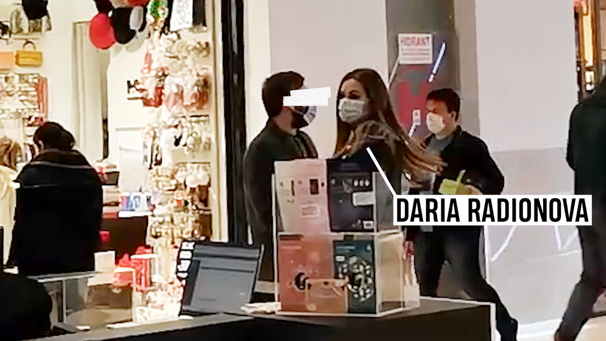 Daria Radionova a schimbat valută, la exchange-ul din mall