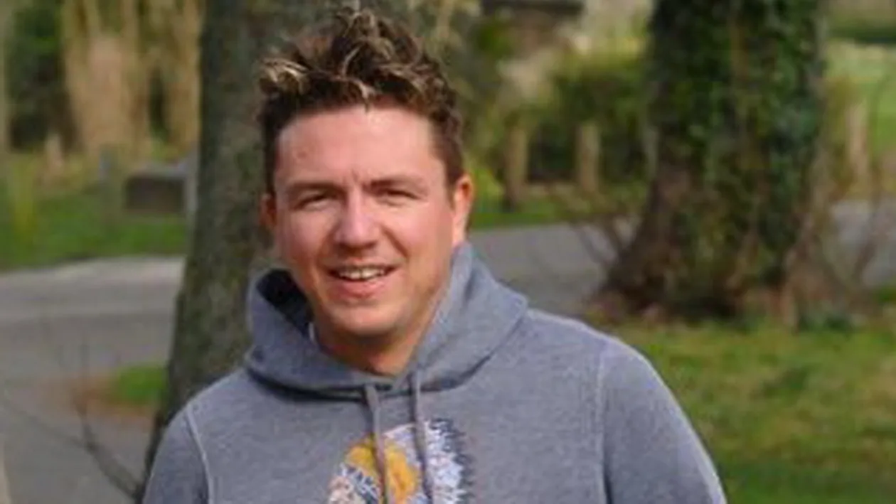 Spune ca o iubeste, insa ii este rusine sa iasa din casa impreuna cu ea! Cum arata sotia acestui tanar! Prietenii: Esti nebun!